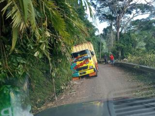 Akibat Jalan Sempit Mobil Box Terperosok